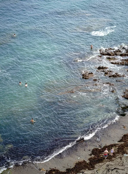 Tiro Vertical Pessoas Praia Mar Ondulado — Fotografia de Stock