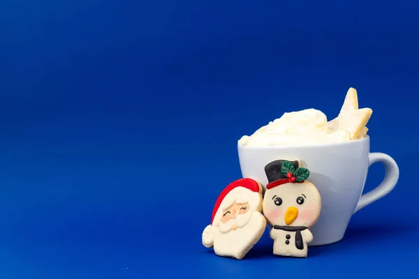 Galletas Navidad Forma Santa Claus Muñeco Nieve Con Una Taza — Foto de Stock