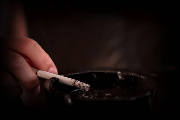 Людина Палить Цигарку Розмитому Тлі — стокове фото