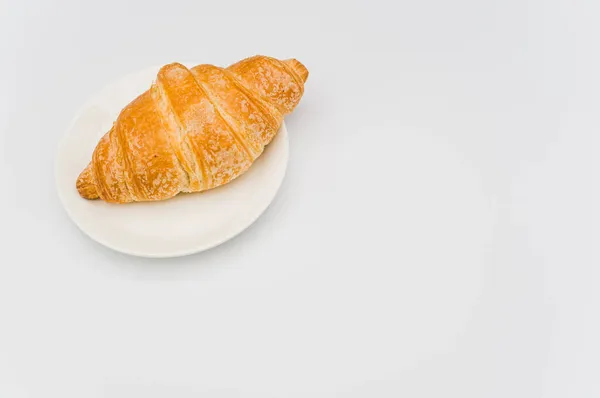 Tiro Croissant Fresco Amanteigado Uma Chapa Fundo Branco Com Espaço — Fotografia de Stock