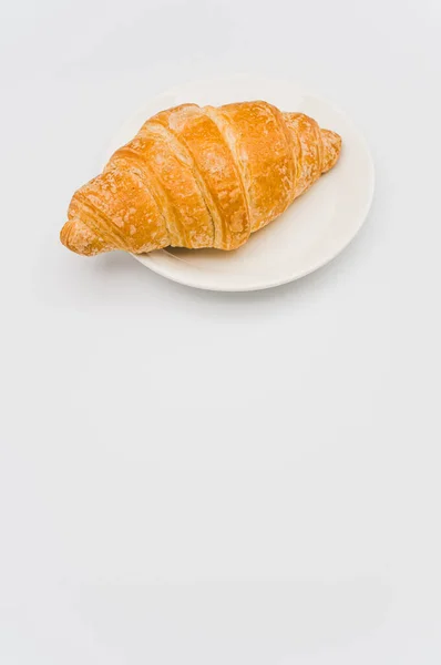 Záběr Čerstvého Máslového Croissantu Talíři Bílém Pozadí Textovým Prostorem — Stock fotografie