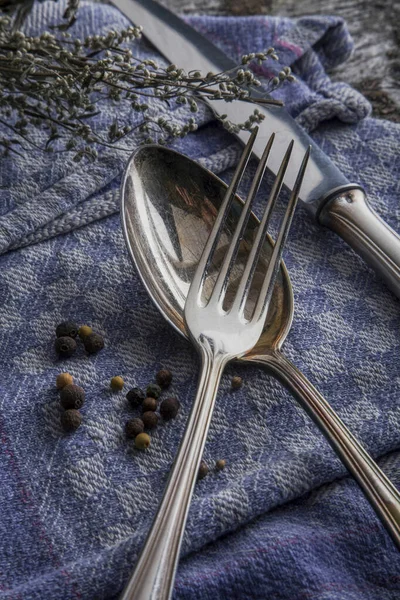 Een Verticaal Schot Van Een Oud Bezoedeld Zilveren Bestek Een — Stockfoto