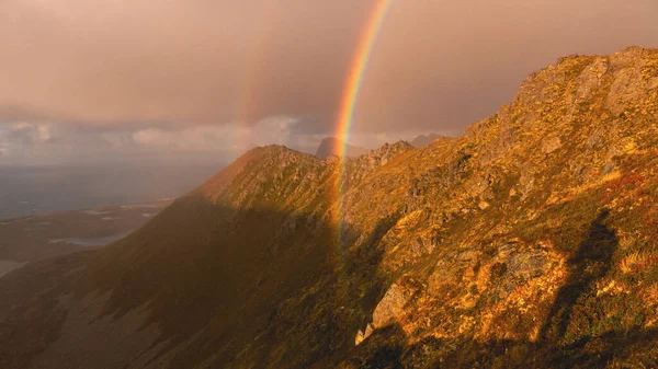 一幅美丽的全景 在阳光下 群山中的彩虹 — 图库照片