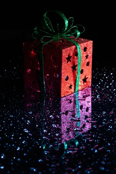 Colpo Verticale Una Decorazione Brillante Scatola Regalo Una Superficie Specchio — Foto Stock