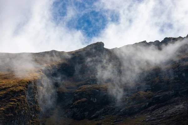 Ένα Τοπίο Βουνοκορφές Στην Ομίχλη — Φωτογραφία Αρχείου