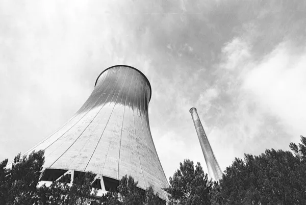 Bulutlu Bir Günde Nükleer Santralin Gri Pulu — Stok fotoğraf
