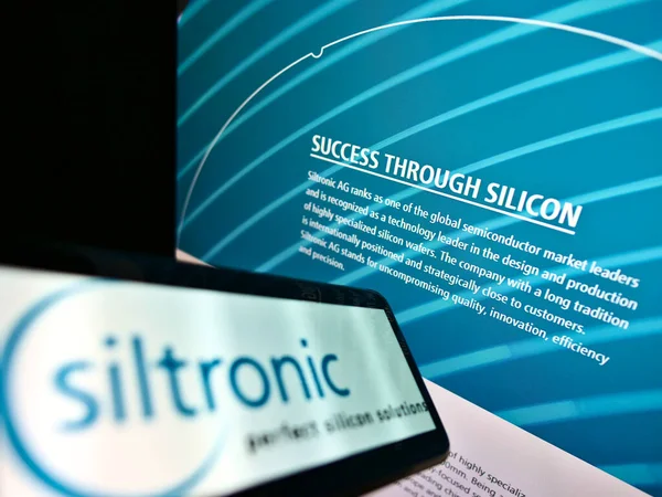 Stuttgart Germany 2021年1月22日 德国硅片制造商Siltronic Ag的标志手机在网站前的屏幕上 把重点放在背景下的监控标语上 — 图库照片