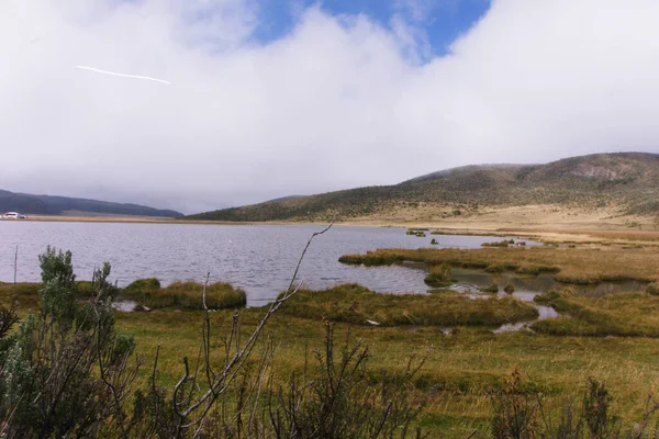 Hermoso Paisaje Lago Montañas Cielo Nublado — Foto de Stock