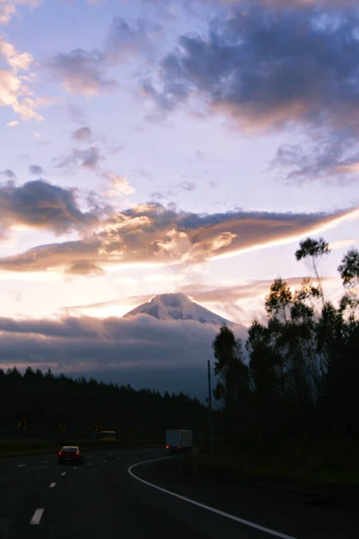 Bir Yolun Dikey Çekimi Arka Planda Güzel Bir Bulut Manzarası — Stok fotoğraf