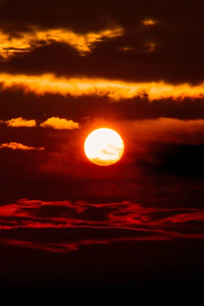 Tiro Vertical Céu Vermelho Por Sol Sobre Mar Báltico Lituânia — Fotografia de Stock