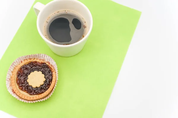 Isolierte Kirschmarmelade Torte Einer Papieruntertasse Und Kaffee Auf Weißgrünem Hintergrund — Stockfoto