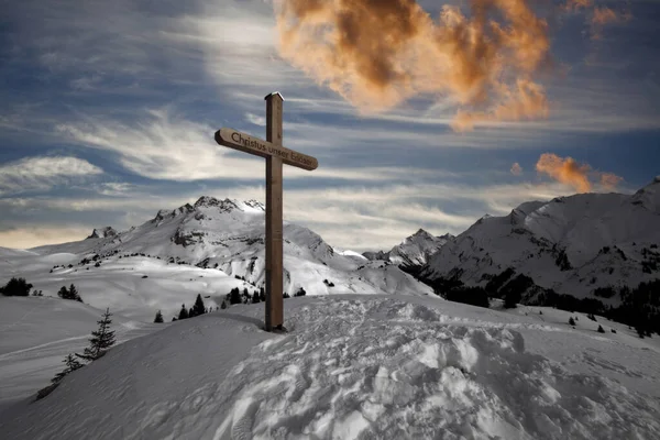 Живописный Вид Крест Вершине Горы Над Лех Арльберг Австрия Копирования — стоковое фото