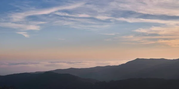 Ein Malerischer Blick Auf Eine Riesige Berglandschaft Bei Einem Wunderschönen — Stockfoto