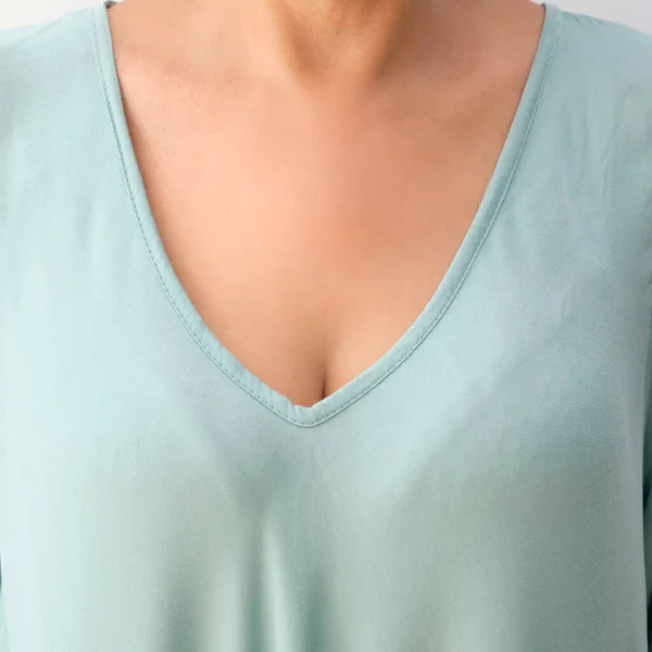 파란색 Neck 셔츠를 여성의 클로즈업 — 스톡 사진