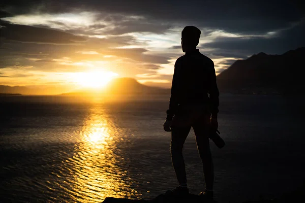 Die Silhouette Eines Fotografen Ufer Des Meeres Während Eines Wunderschönen — Stockfoto