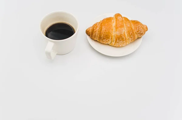 Skott Färska Och Smöriga Croissant Platta Vit Bakgrund Med Textutrymme — Stockfoto