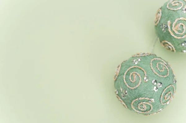 Groene Kerstballen Met Spint Voor Tekst Een Groen Oppervlak — Stockfoto