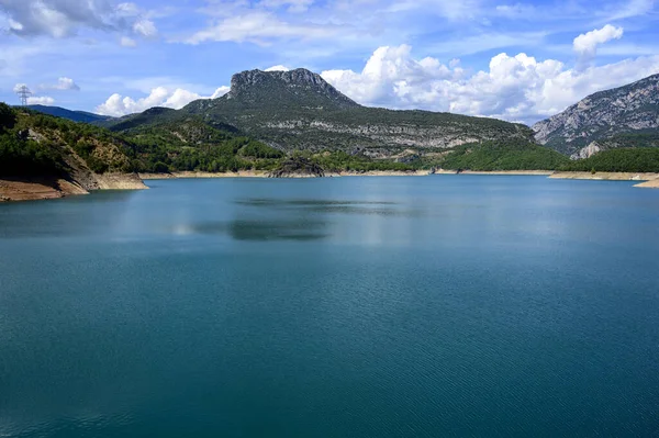 Priveliște Uluitoare Asupra Unui Lac Calm Înconjurat Munți Stâncoși Acoperiți — Fotografie, imagine de stoc