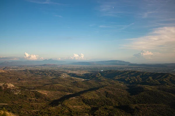青い空の下の丘の空の景色 — ストック写真