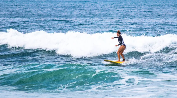 Florianopolis Brazil Apr 2019 Een Surfer Het Strand Van Mole — Stockfoto