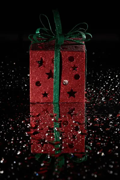 Vertical Shot Shiny Gift Box Decoration Mirror Surface Black Background — Stock Photo, Image