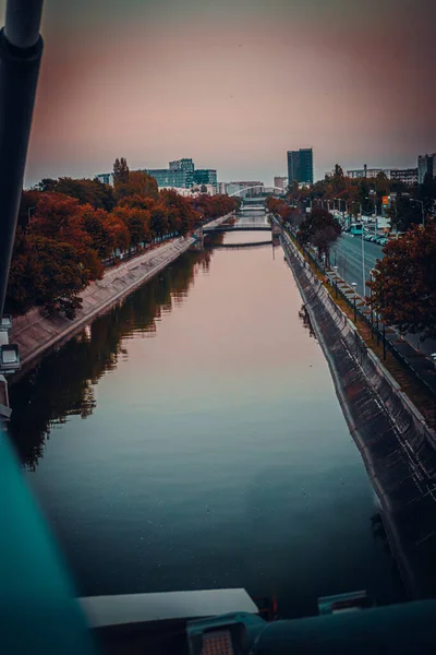 Tiro Vertical Rio Cercado Por Parque Rua Urbana Pôr Sol — Fotografia de Stock