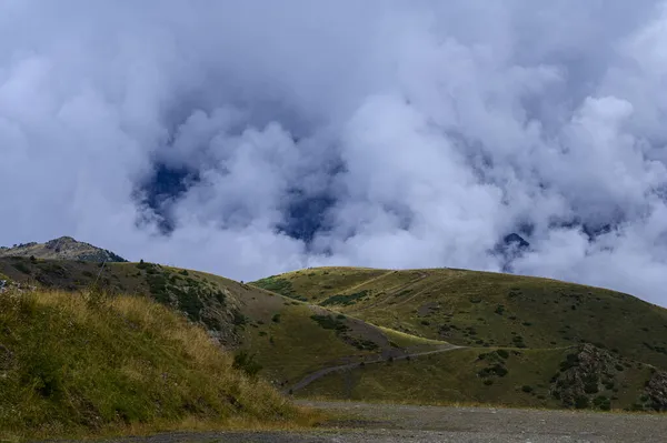 Uma Vista Deslumbrante Uma Paisagem Montanha Dia Nebuloso Nublado — Fotografia de Stock