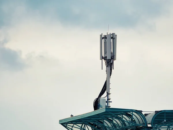Wieża Telekomunikacyjna Tle Zachmurzonego Nieba — Zdjęcie stockowe