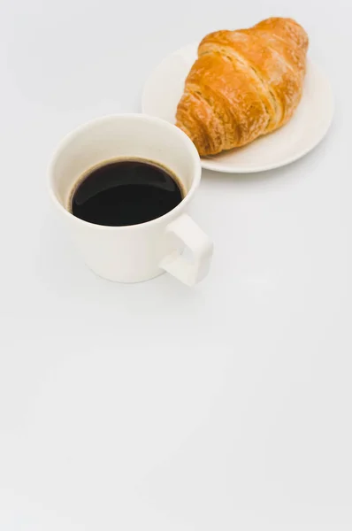 Plan Croissant Frais Beurre Dans Une Assiette Sur Fond Blanc — Photo