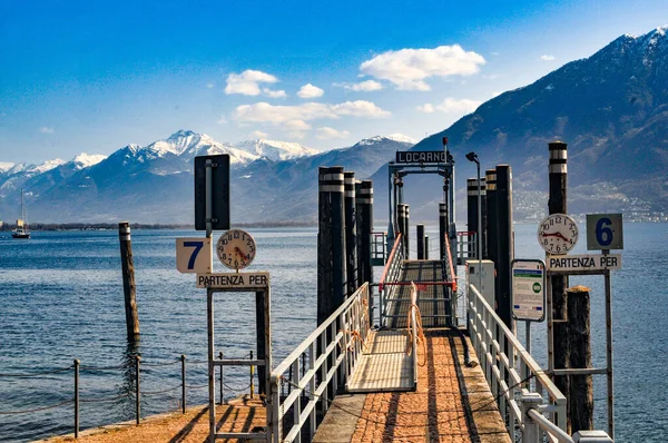 Una Bella Scena Ponte Legno Nell Acqua Montagne Cielo Blu — Foto Stock