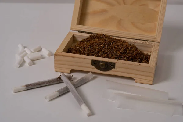 木製のテーブルとタバコに手巻きタバコ — ストック写真