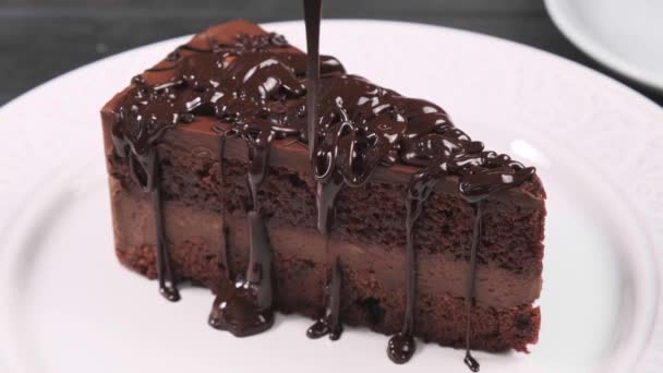 Csokoládé Torta Tejszínnel Dióval — Stock videók
