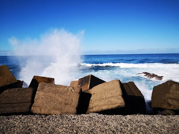 蓝色海洋背景的海滩上的巨石阵风景 — 图库照片