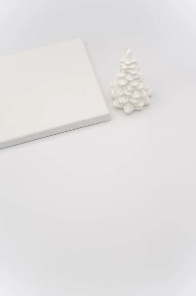 精美的圣诞装饰和用蓝宝石在白色表面作画的画布 — 图库照片