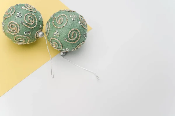 Groene Kerst Decoratieve Ballen Met Spint Voor Tekst Een Wit — Stockfoto