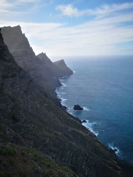 Eine Vertikale Aufnahme Eines Blauen Ozeans Umgeben Von Felsigen Hügeln — Stockfoto