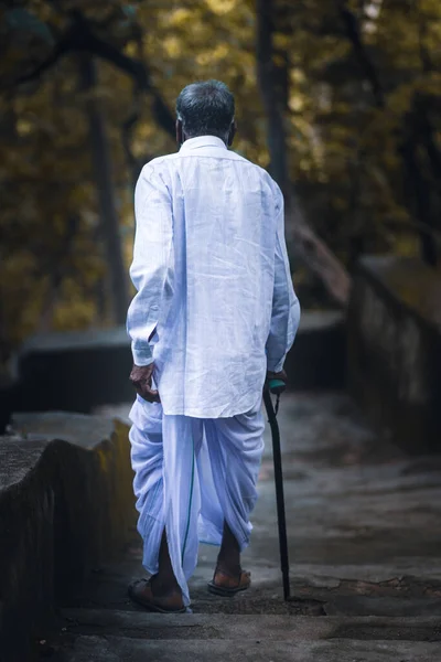 Uma Visão Traseira Homem Sênior Solitário Com Uma Bengala — Fotografia de Stock