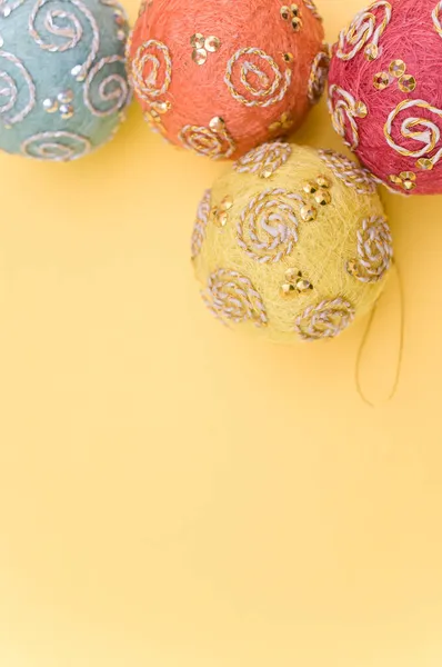 Bolas Decorativas Navideñas Multicolores Con Sapce Para Texto Sobre Una — Foto de Stock