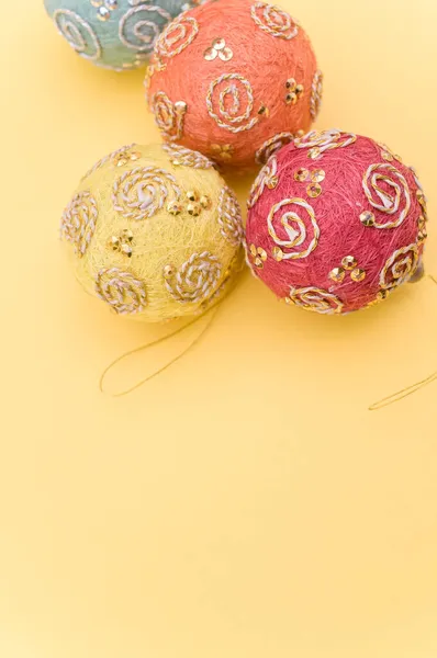 Bolas Decorativas Natal Multicoloridas Com Sapce Para Texto Uma Superfície — Fotografia de Stock