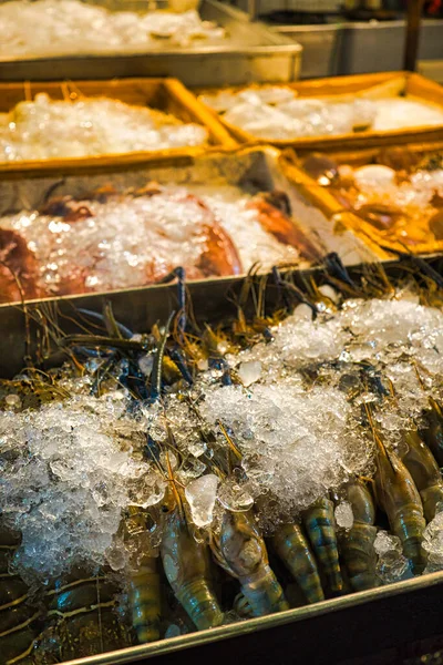 Tiro Vertical Caranguejos Cobertos Gelo Uma Loja Para Uma Venda — Fotografia de Stock