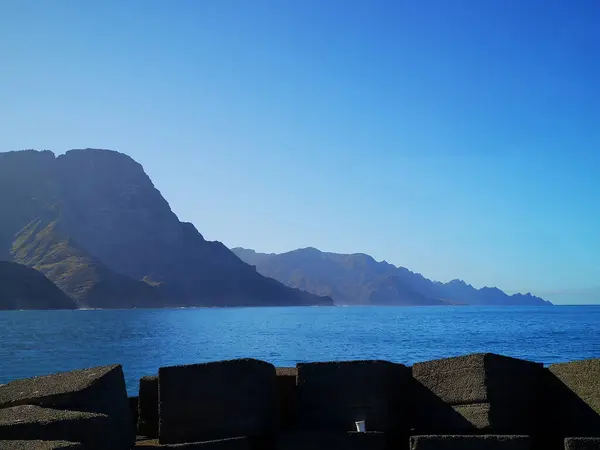 蓝天背景下 蓝色的海洋被多石的山丘环绕着 风景优美 — 图库照片