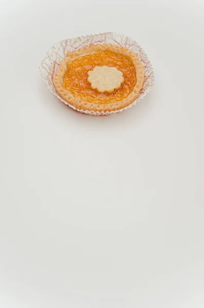 Tarta Mermelada Albaricoque Aislada Una Taza Respaldo Papel Sobre Fondo — Foto de Stock