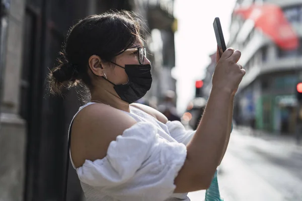 Eine Seitenansicht Einer Frau Mit Maske Beim Fotografieren Auf Der — Stockfoto