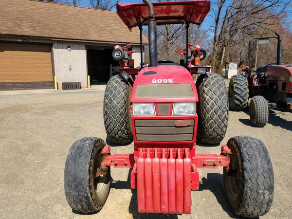 Dirty Tractor Front Garage — Stock Photo, Image