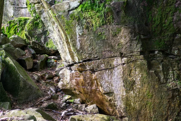 Egy Közeli Felvétel Nagy Kis Sziklákról Részben Moha Borítja Szabadban — Stock Fotó