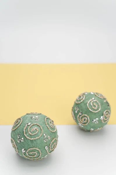 Groene Kerst Decoratieve Ballen Met Spint Voor Tekst Een Wit — Stockfoto