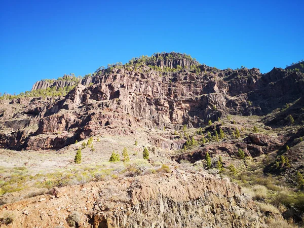 Una Vista Panorámica Una Colina Rocosa Sobre Fondo Azul Del —  Fotos de Stock