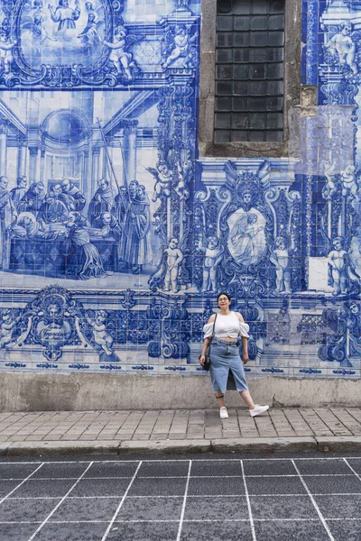 Una Foto Panorámica Vertical Una Chica Caucásica Posando Frente Una — Foto de Stock