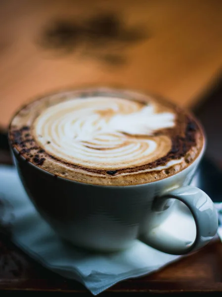 Sebuah Gambar Close Vertikal Dari Secangkir Cappuccino Meja Kafe — Stok Foto