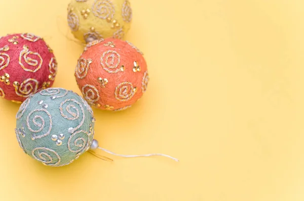 Bolas Decorativas Navideñas Multicolores Con Sapce Para Texto Sobre Una — Foto de Stock